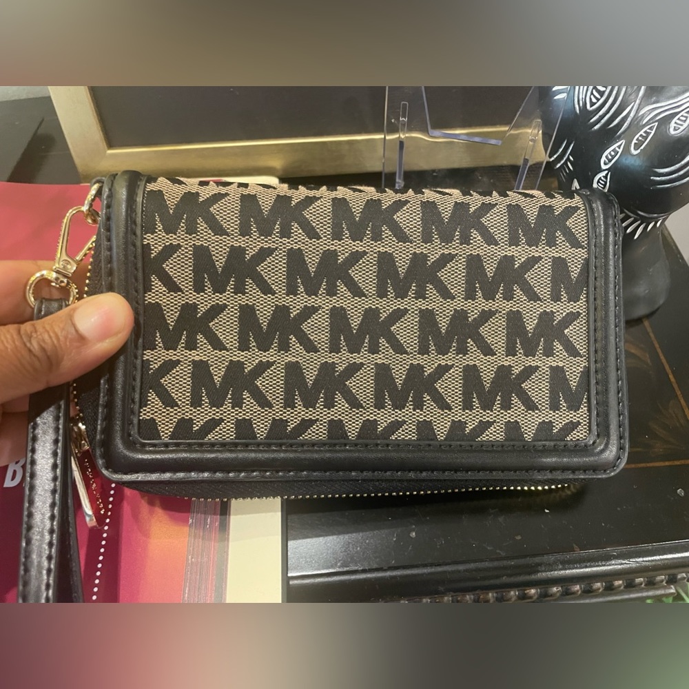 EUC Michael Kors Zip Wallet w/strap - Picture 13 of 17